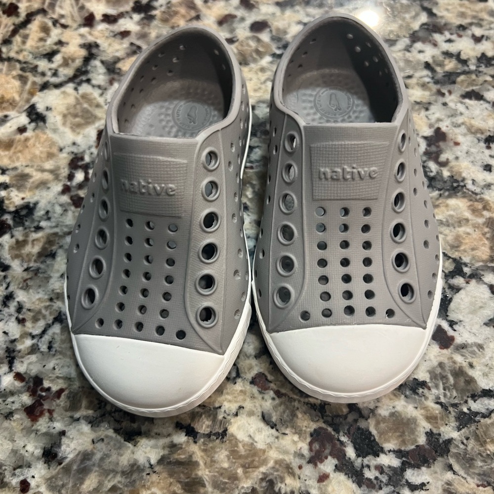 New Native Toddler Jefferson Pigeon Grey Shell White Shoes C5